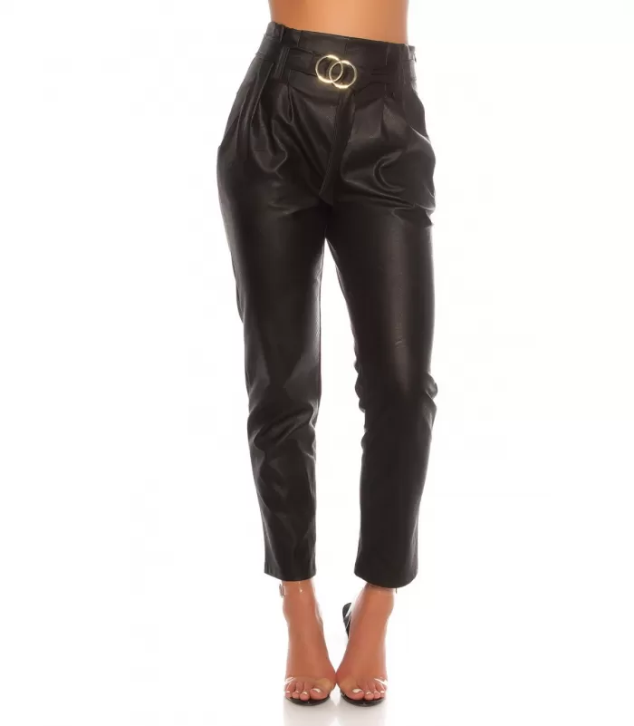 Mustat väljät tekonahkahousut vyöllä