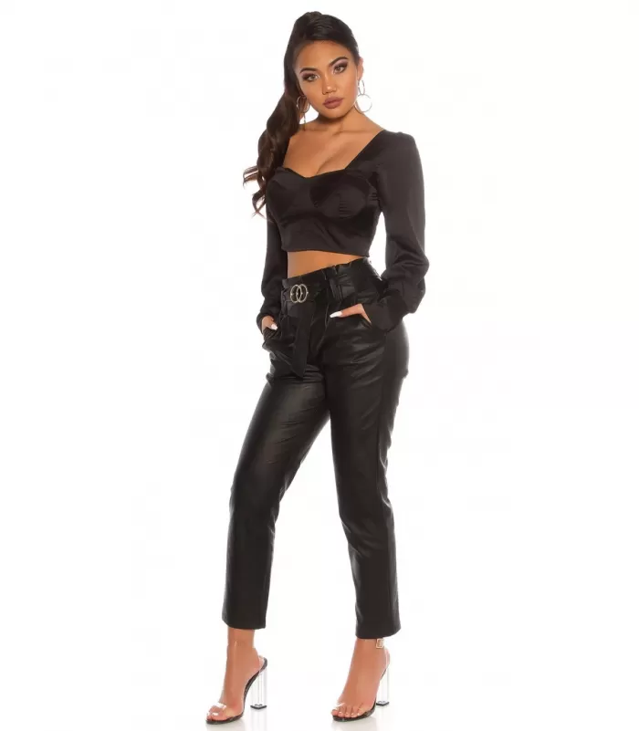 Mustat väljät tekonahkahousut vyöllä