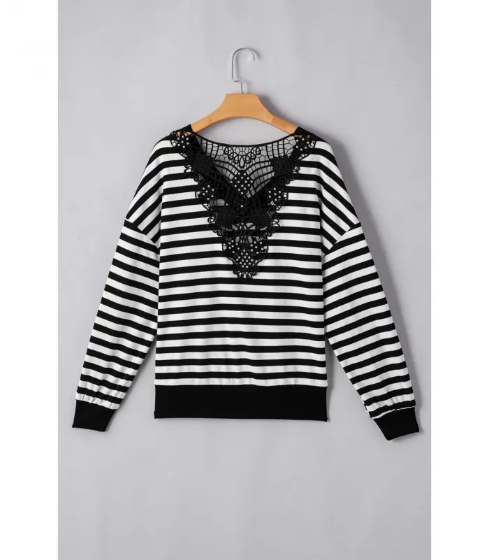 Pitkähihainen mustavalkoinen raitapaita koristeilla
