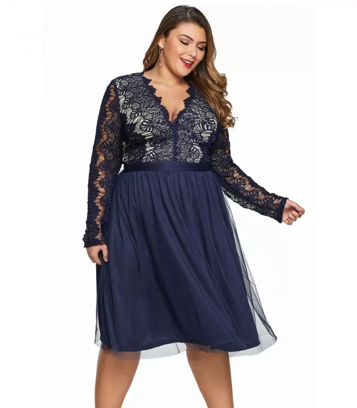 Sininen pitkähihainen skater v-pitsimekko (plus size)