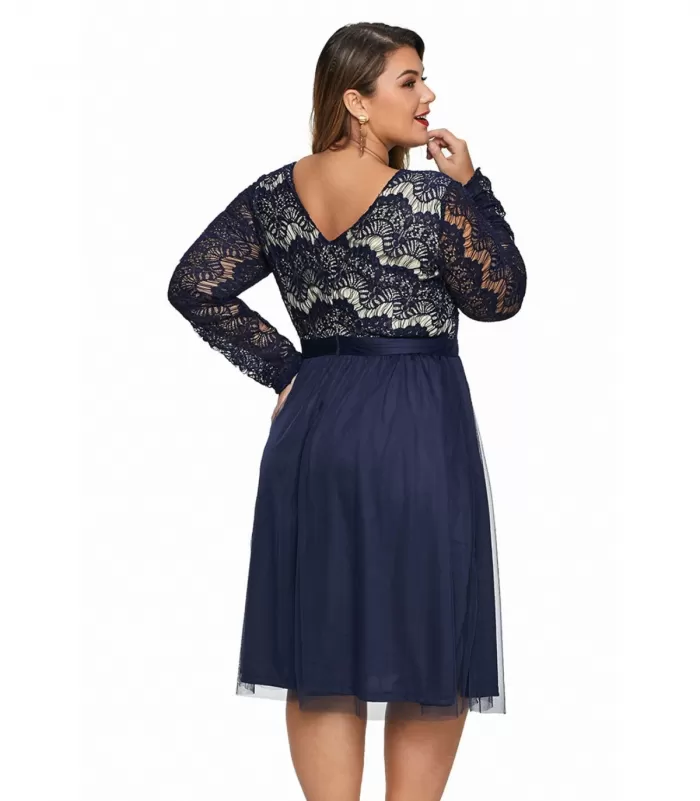 Sininen pitkähihainen skater v-pitsimekko (plus size)