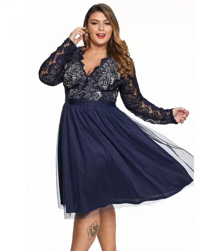 Sininen pitkähihainen skater v-pitsimekko (plus size) [LÖYTÖ]