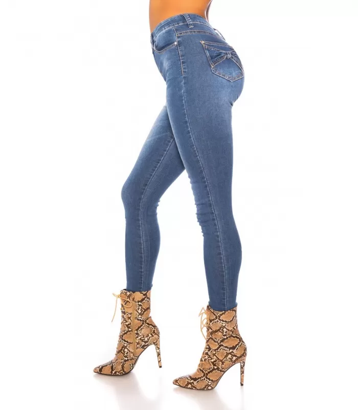 Siniset farkut rusettitaskuilla