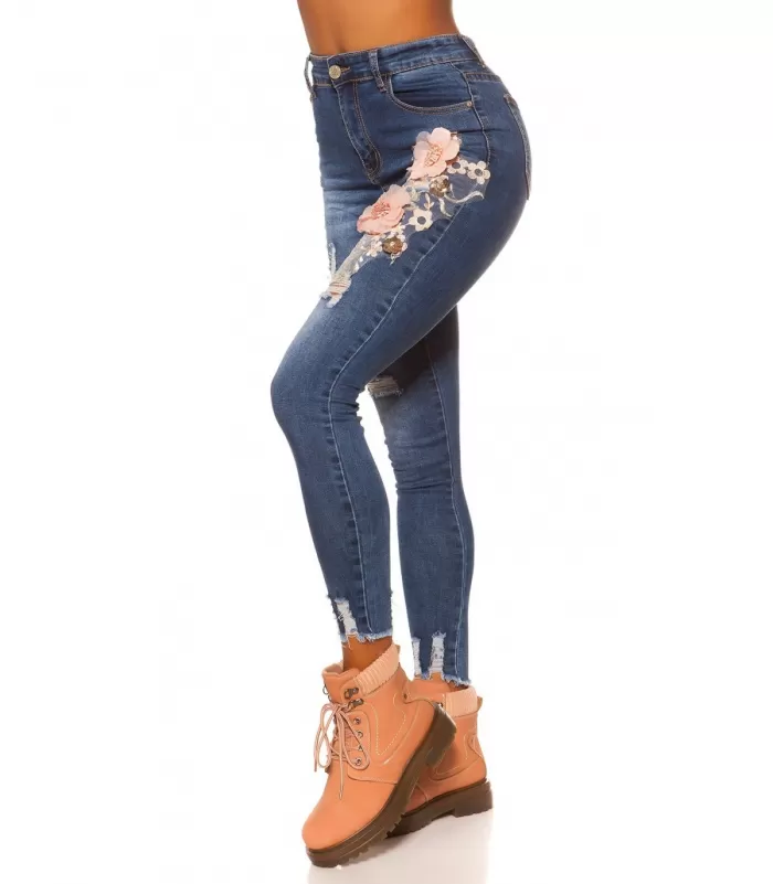 Siniset kukkakoristeiset korkeavyötäröiset farkut