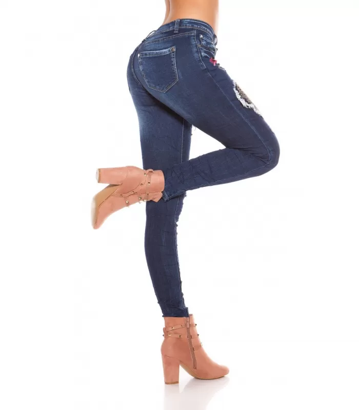 Siniset revityt niittikoristeiset farkut ruusuilla