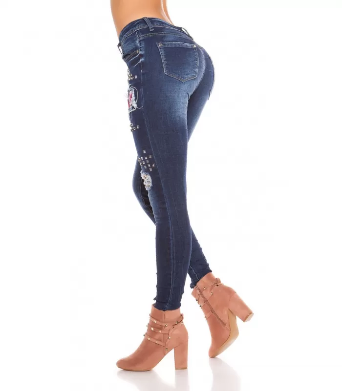 Siniset revityt niittikoristeiset farkut ruusuilla