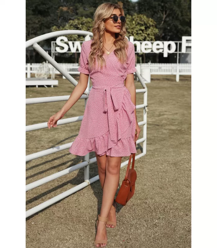 Vaaleanpunainen pilkullinen wrap-look röyhelömekko vyöllä