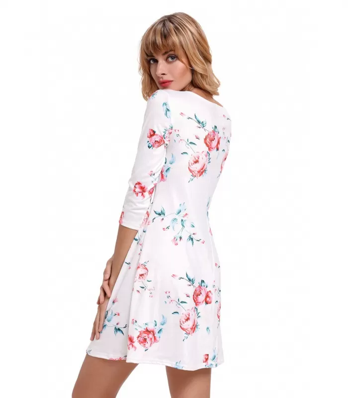 Valkoinen kukkakuvioinen ristikkokoristeinen mekko