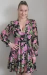 Elle_Style_Juliette_musta_kukkakuvioinen_mekko_helminapeillaLC1GL_8944_CRYS.jpg