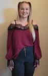 Viininpunainen_pitsikoristeinen_pusero_olkahalkioillaLC255610_3.jpg