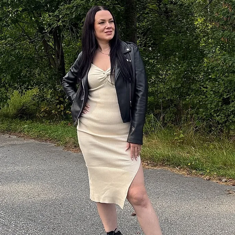 Asiakkaan tyyli – beige ribbimekko solmuyksityiskohdalla ja musta nahkatakki