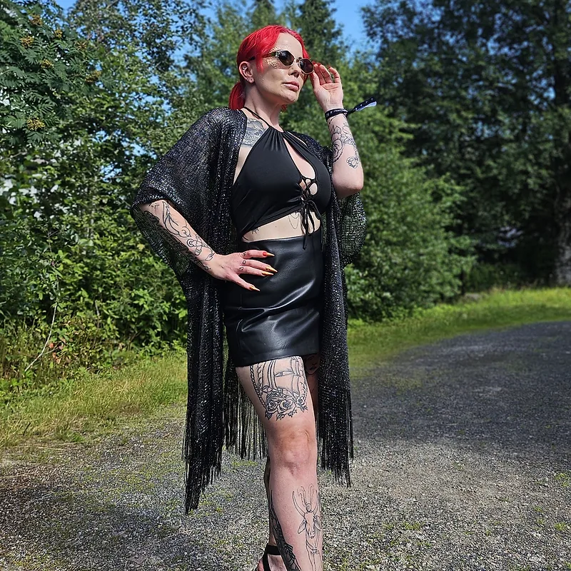 Asiakkaan tyyli – kimalteleva musta hapsukimono ja nahkalook-minihame